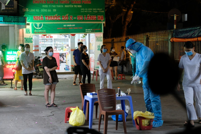 Quanh khu vực phong toả có khoảng 300 người dân đang sinh sống để tiến hành khoanh vùng, truy vết, xét nghiệm và thực hiện phun khử khuẩn.