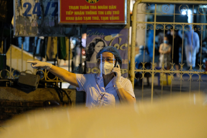 Trước đó, trên địa bàn phường Trung Liệt, quận Đống Đa ghi nhận 1 ca là H.T.N.A, sinh năm 1997, sống tại ngõ 252 phố Tây Sơn. Người này là nhân viên của nhà thuốc Đức Tâm.