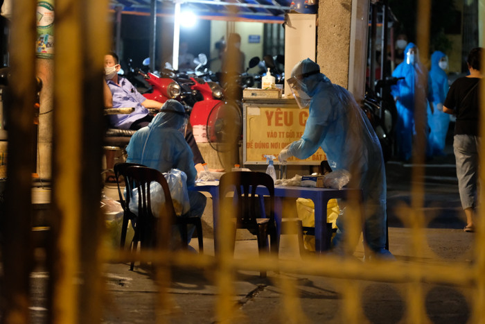 Công tác lấy mẫu xét nghiệm Covid-19 cũng được thực hiện ngay trong đêm 19/7.