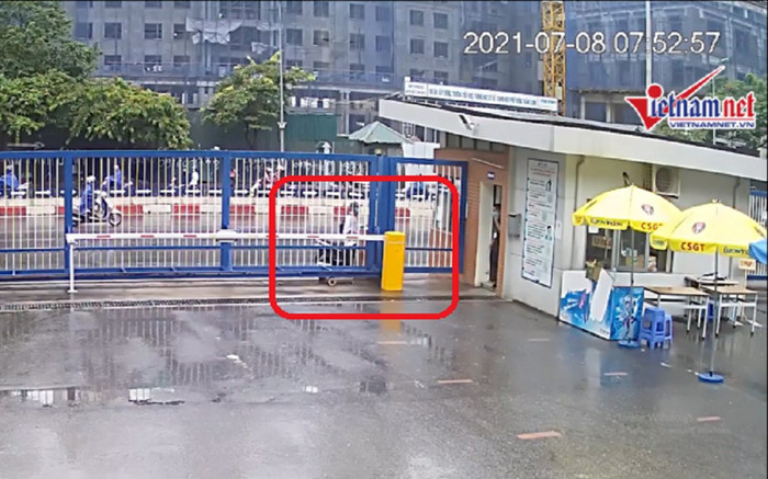 Thông tin mới nhất vụ nam sinh Hà Nội đến điểm thi muộn, bất lực gào khóc trước cổng trường? Ảnh 2