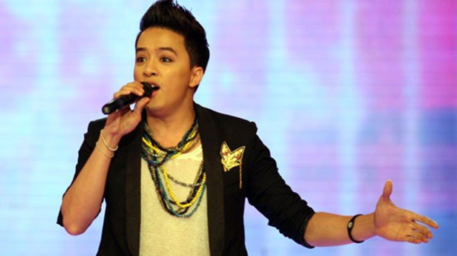 Dù vậy, nam ca sĩ cũng nhiều lần bị nói về gu ăn mặc màu mè, hoa hoét.