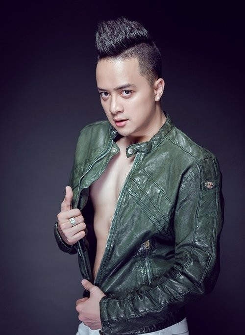 Hiện tại, anh sở hữu gương mặt với những đường nét thanh tú, đúng chuẩn cùng mũi dọc dừa, cằm Vline...