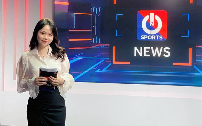 Lộ hình ảnh Huỳnh Anh làm biên tập viên thể thao, Quang Hải chắc đang 'toát mồ hôi' vì điều này! Ảnh 2