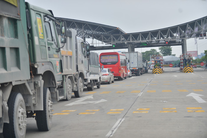 Lượng phương tiện vào TP Hà Nội đông đúc.