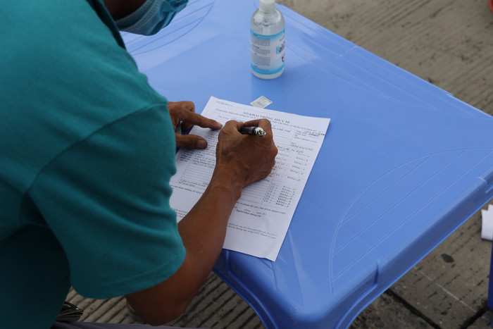 Người dân được yêu cầu khai báo y tế để phòng dịch.