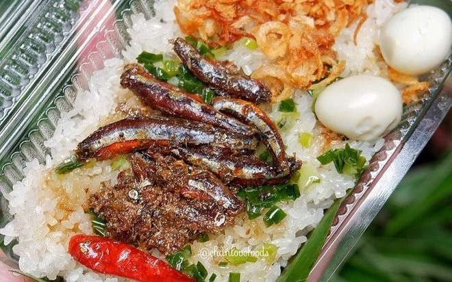 Món xôi nóng hổi ăn kèm 'của lạ', giá bình dân chỉ hơn cốc trà ở Nha Trang Ảnh 2