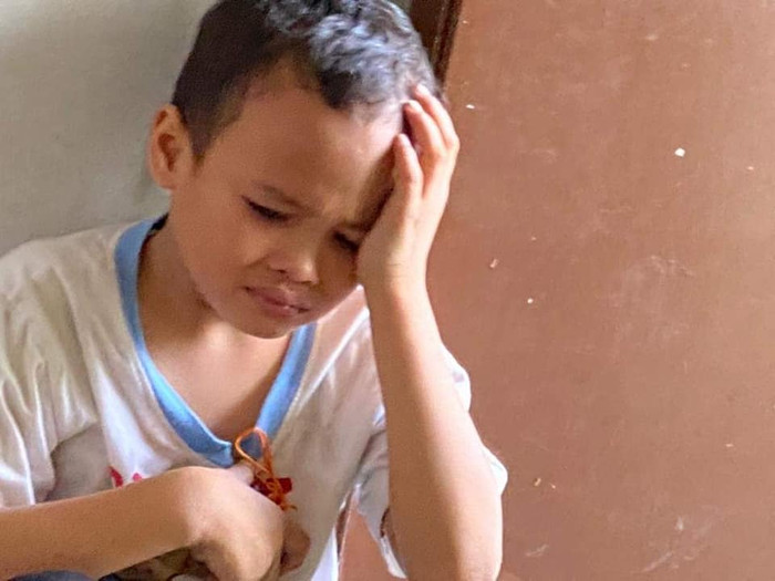 Cậu bé 8 tuổi không biết mẹ đã qua đời nên ôm thi thể ngủ cả đêm.