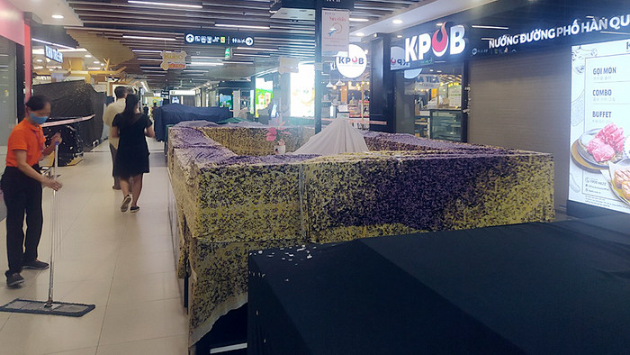 Lượng người dân đi siêu thị cũng khá thưa thớt.