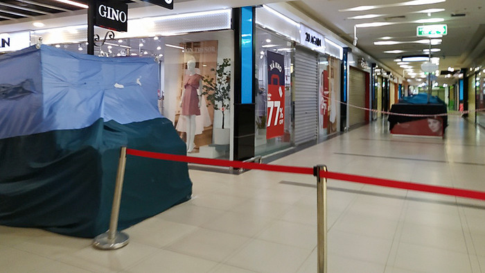 Các đường đi trong trung tâm thương mại được căng dây chắn, hạn chế người dân đi vào sâu trong trung tâm.