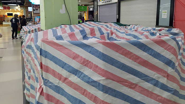 Các gian hàng đều được phủ bạt để hạn chế bụi bẩn trong thời gian tạm dừng bán.