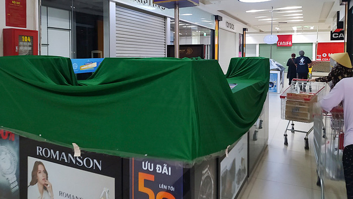 Cận cảnh trung tâm thương mại ở Hà Nội dừng hoạt động các gian hàng không thiết yếu để phòng dịch Ảnh 5