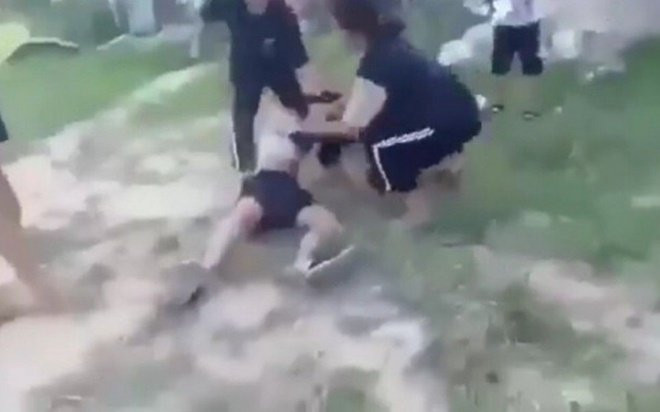 Nữ sinh bị đánh hội đồng dã man trong tiếng hò reo cổ vũ của nhóm bạn xung quanh gây phẫn nộ Ảnh 2