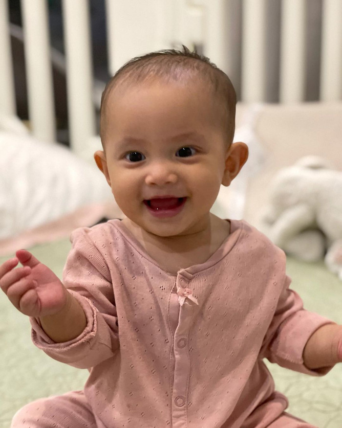 Không cười thì thôi, một khi đã cười thì Lisa đều triệt để đốn tim tất cả mọi người.