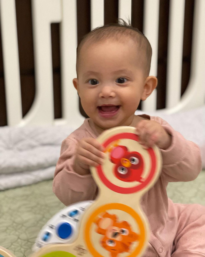 Nụ cười tươi như nắng ban mai của cô bé khiến ai cũng tan chảy.