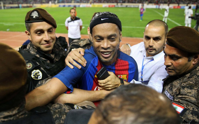 Ronaldinho nhảy múa với trái bóng trong trận Siêu kinh điển đặc biệt Ảnh 2