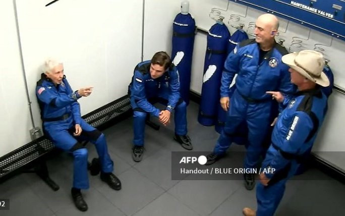 Khoảnh khắc Jeff Bezos trên chuyến bay vào vũ trụ Ảnh 2