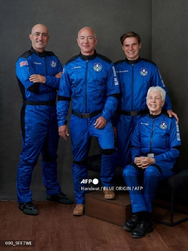 Jeff Bezosvà 3 hành khách trên chuyến bay lịch sử, mở ra chặng đường dàicho ngành du lịch vũ trụ đang ra đời.