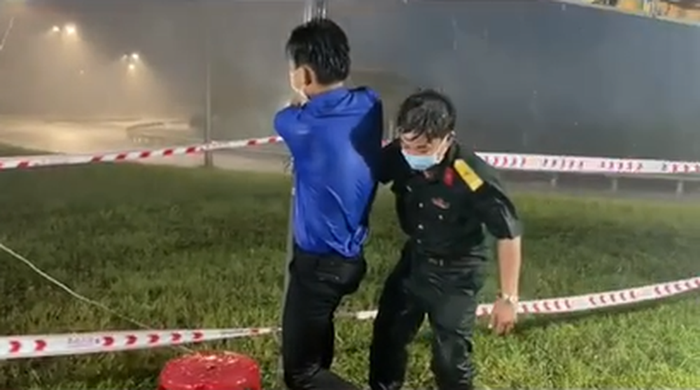 Lực lượng chức năng ướt sũng quần áo, cố gắng giữ chặt lều dã chiến. Ảnh cắt từ clip