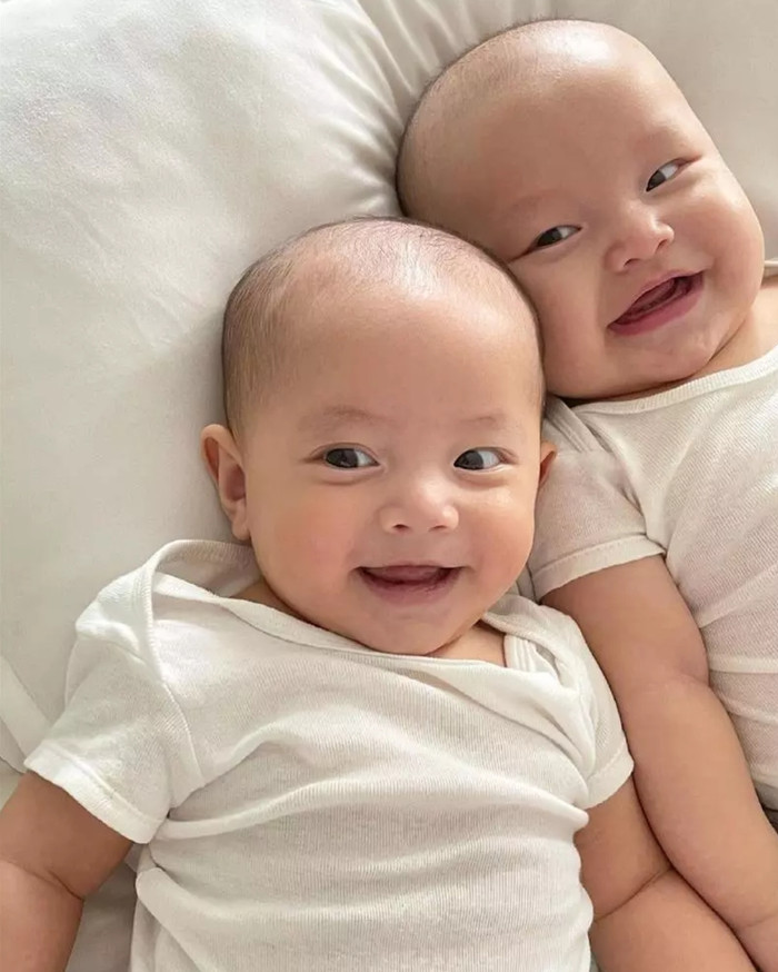 Thậm chí nhiều người còn khen nụ cười của nhóc tỳ 'mang hơi hướng hoa hậu', 'nụ cười hoa hậu'.., tương lai lắm khi cũng là siêu mẫu chẳng khác gì mẹ.