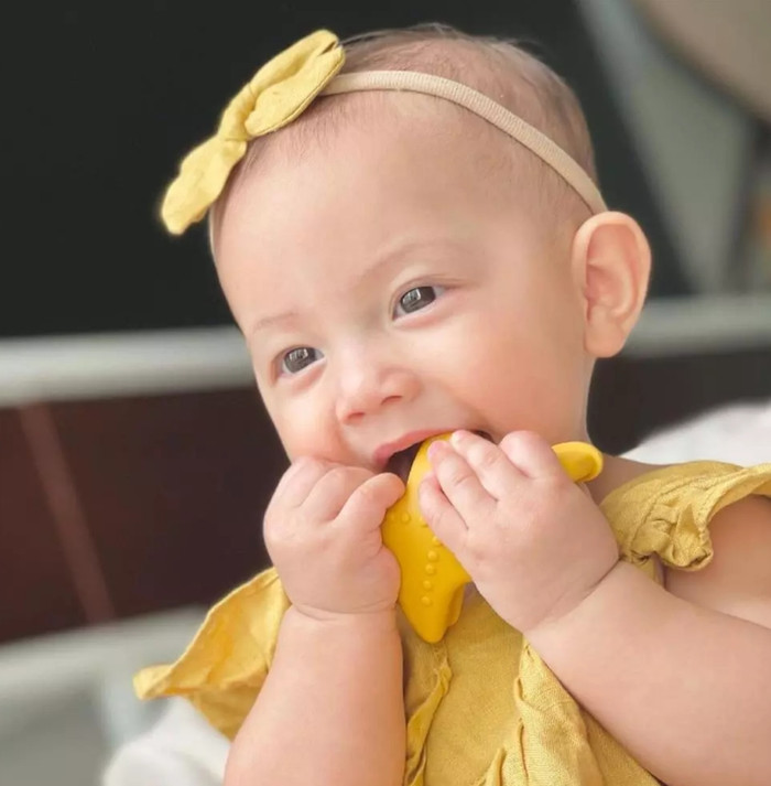 Cô bé ít cười nhưng mỗi lần như thế, dân mạng lại 'lịm tim' nhiều phần.