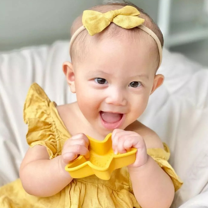 Cô bé thường được cho ăn diện váy áo cùng những kiểu kẹp nơ, bờm tóc xinh xắn.