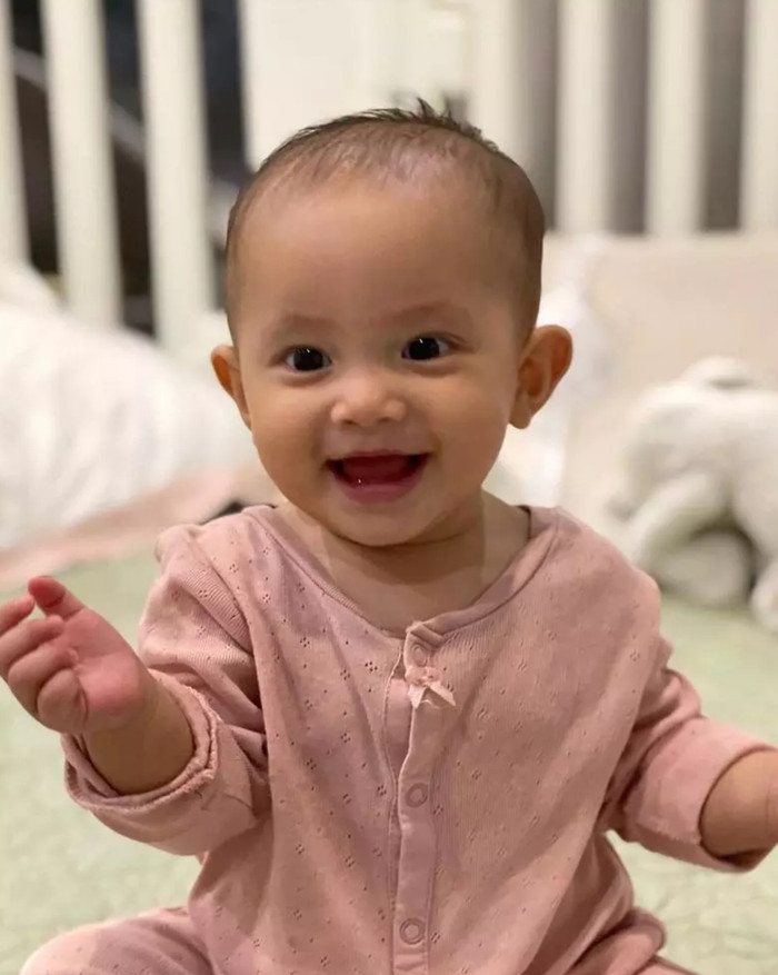 Với ngoại hình xinh xắn thế này, nếu gọi Lisa là 'bông hậu nhí' trong gia đình Hà Hồ, Kim Lý thì chắc cũng chẳng sai.