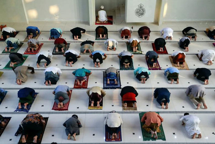 Nhiều người tụ tập cầu nguyện bất chấp số ca mắc Covid-19 gia tăng.