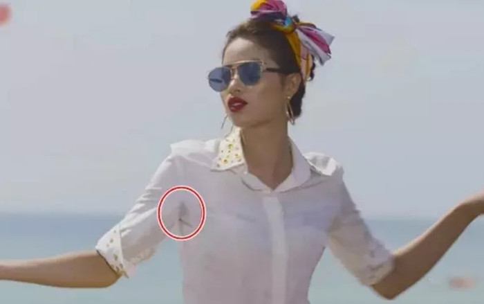 Phạm Hương cũng từng để lộ những vệt nước kém duyên ngay vùng da nhạy cảm.