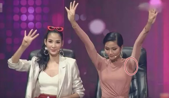 H'Hen Niê mắc phải lỗi này ngay trên sóng truyền hình bởi chiếc áo ôm bó sát.