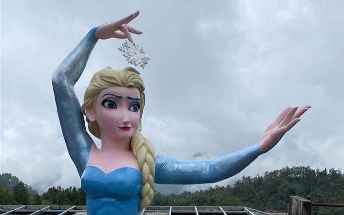 Thị xã Sa Pa vận động chủ cơ sở tháo dỡ tượng phiên bản Elsa 'mặt gãy mắt lác' Ảnh 2