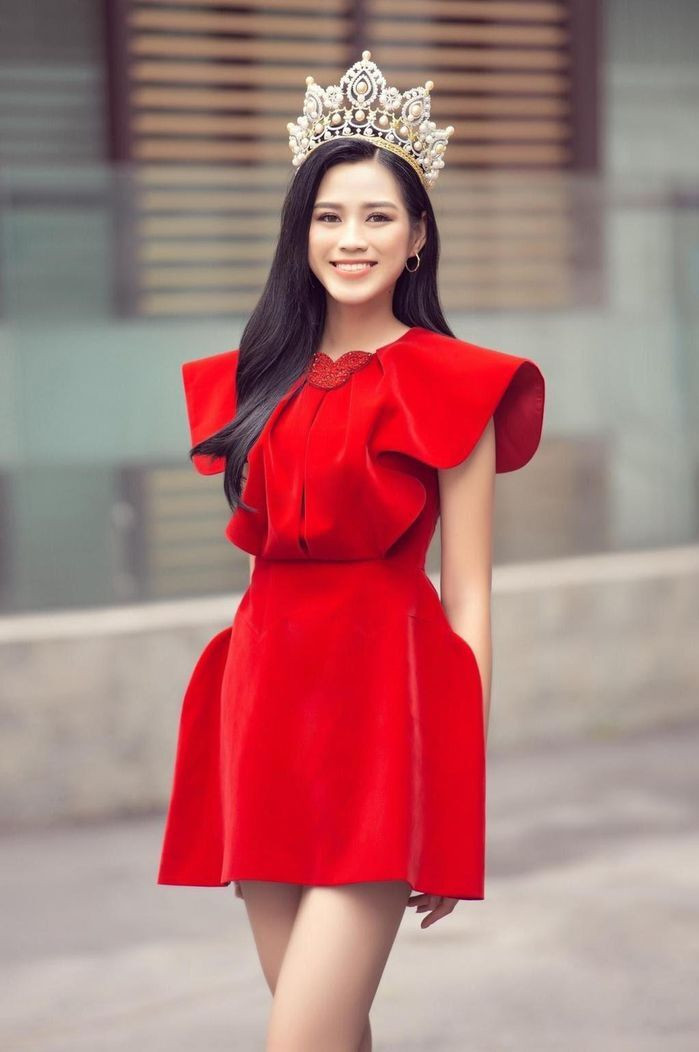 Ngoài ra, do là tông màu phổ biến nên các NTK hoàn toàn có thể tùy biến, chọn nhiều chất liệu, sắc độ đa dạng để phù hợp với ý tưởng và màu da của Hà nhất.