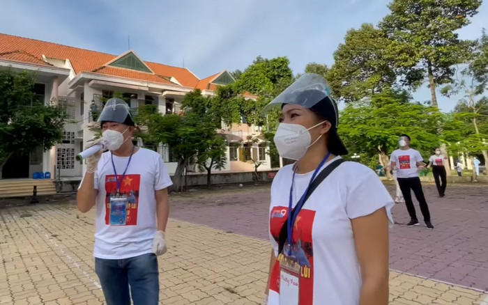 Phương Thanh cùng Quốc Đại 'song kiếm hợp bích', biến bệnh viện dã chiến thành sân khấu 'cây nhà lá vườn' Ảnh 2