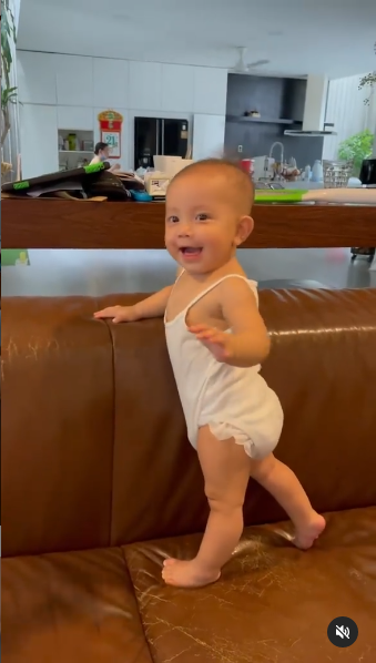 Gương mặt phấn khích đầy vui vẻ của cô bé đã đốn tim không ít người.