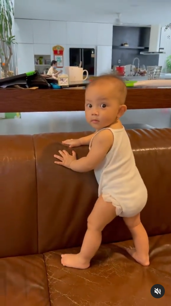 Hà Hồ đăng clip con gái Lisa vịn vào ghế để tập đi.