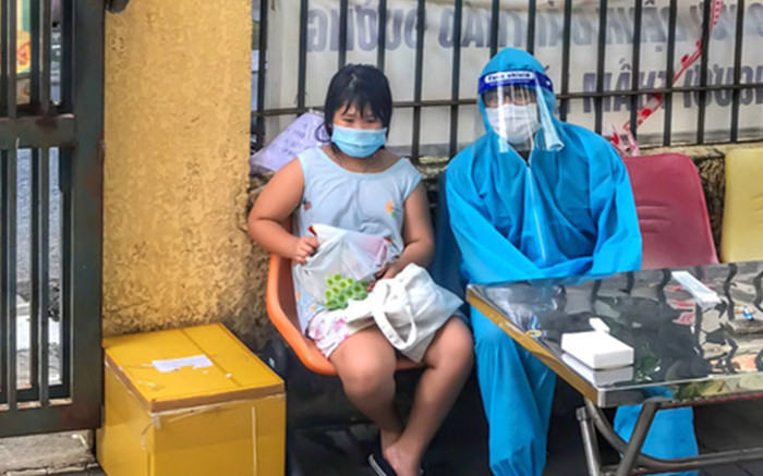 Chuyện của cô bé 8 tuổi chưa xa mẹ ngày nào khiến bác sĩ rưng rưng Ảnh 2