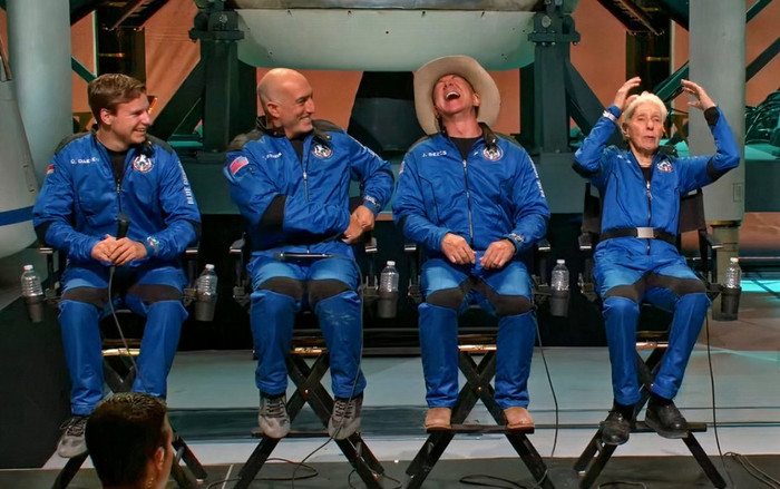 Gửi lời cảm ơn nhân viên và khách hàng Amazon sau chuyến du hành vũ trụ, Jeff Bezos bị chỉ trích dữ dội Ảnh 2