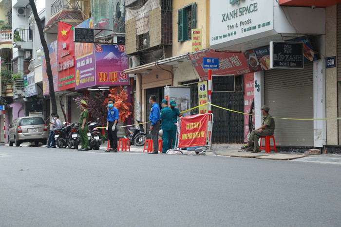 Sáng 22/7, lực lượng chức năng túc trực tại điểm phong toả trên đường Thuỵ Khuê.