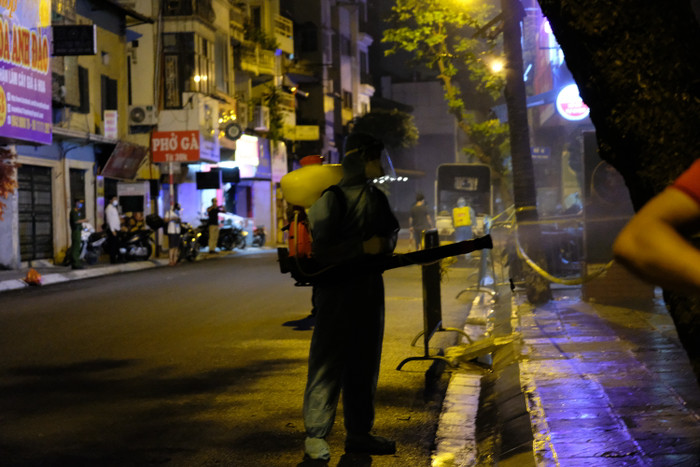 Xung quanh khu vực phong toả được phun khử khuẩn kỹ lưỡng.