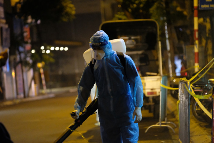 Phun khử khuẩn quanh khu vực phong toả.