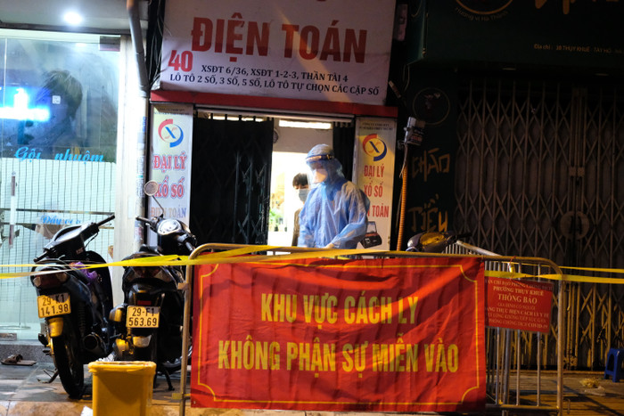 Bệnh nhân H. có tiền sử đi đến hiệu thuốc tại nhà thuốc Đức Tâm 95A Láng Hạ (có tiếp xúc các ca F0 dương tính). Còn bệnh nhân N. là F1 của bệnh nhân H. (là con gái sống cùng nhà).