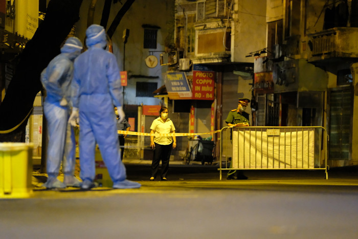 Đêm 21/7, các đơn vị y tế và cơ quan chức năng đã lập rào chắn trong đêm để khoanh vùng dịch.