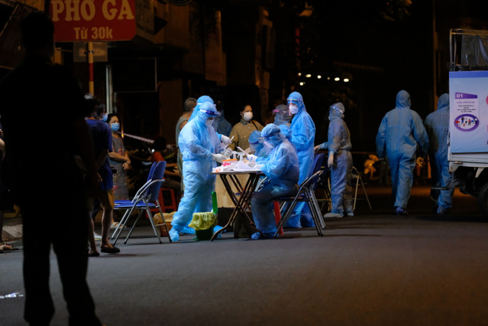 Khai báo y tế và lấy mẫu xét nghiệm trong đêm.