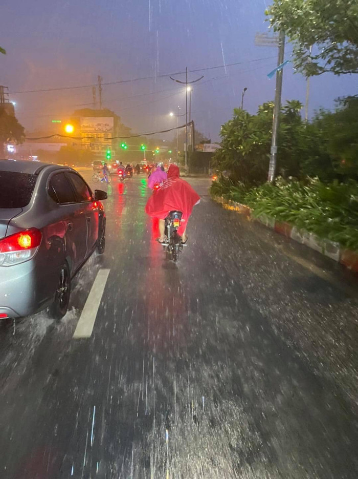 Chiếc áo mưa dù chẳng đáng là bao nhưng đong đầy sự yêu thương