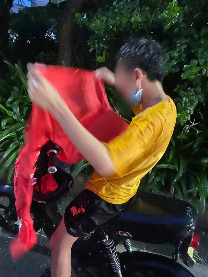 Thấy nam sinh đi học giữa mưa lớn trong mùa dịch, chính chủ có hành động được dân tình tấm tắc khen ngợi Ảnh 4