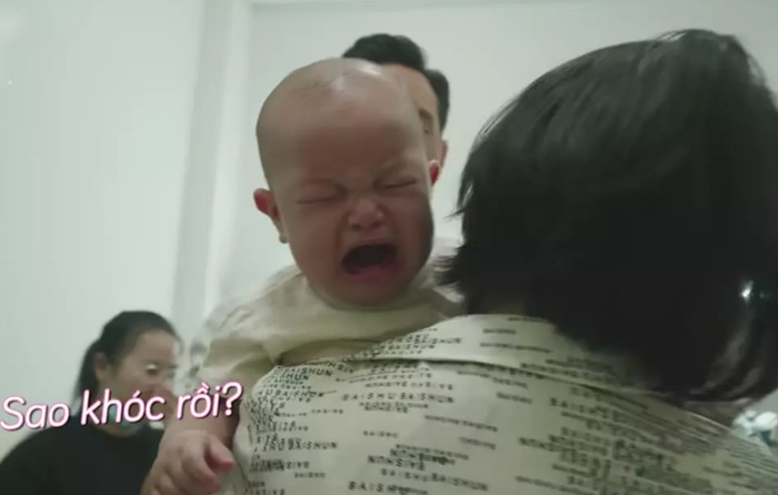 Leon quay được một chút đã lăn ra khóc.