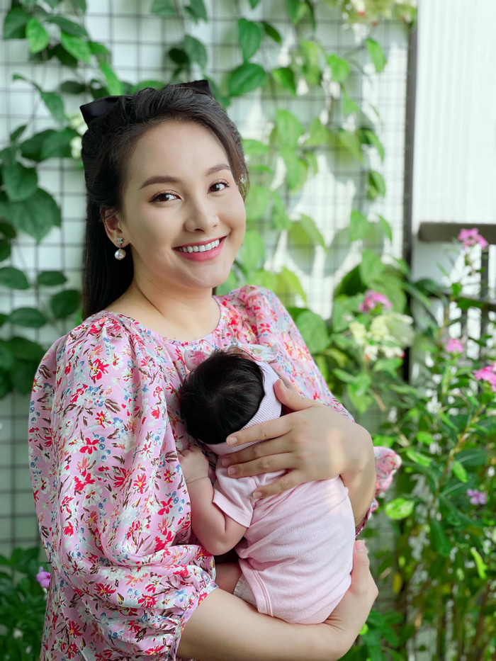 Lúc này nữ diễn viên trông vẫn tròn đầy, nhưng có thể thấy làn da của cô căng mịn không tỳ vết, thần sắc cũng rạng ngời tươi tắn khiến ai cũng phải ngưỡng mộ.