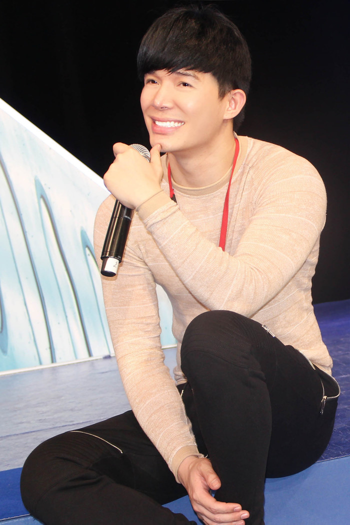 Nathan Lee 'cân' dàn khán giả hát bè lạc tông cực kì mượt mà.