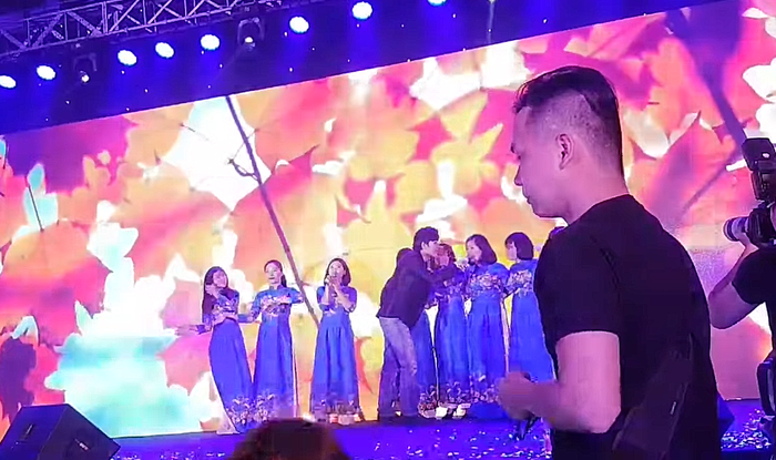 Nhạc một đằng, khán giả hát bè lạc tông một nẻo nhưng Nathan Lee vẫn dễ dàng 'cân tất' Ảnh 6