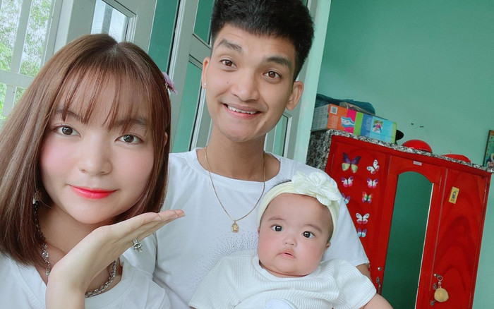 Mạc Văn Khoa khoe con gái mông bự, bà xã hot girl liền vào nhận giống mẹ Ảnh 2