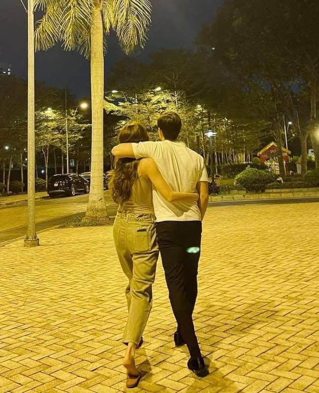 Dù đã có 2 bé, nhưng Kim Lý, Hà Hồ vẫn dành nhiều sự quan tâm cho nhau.